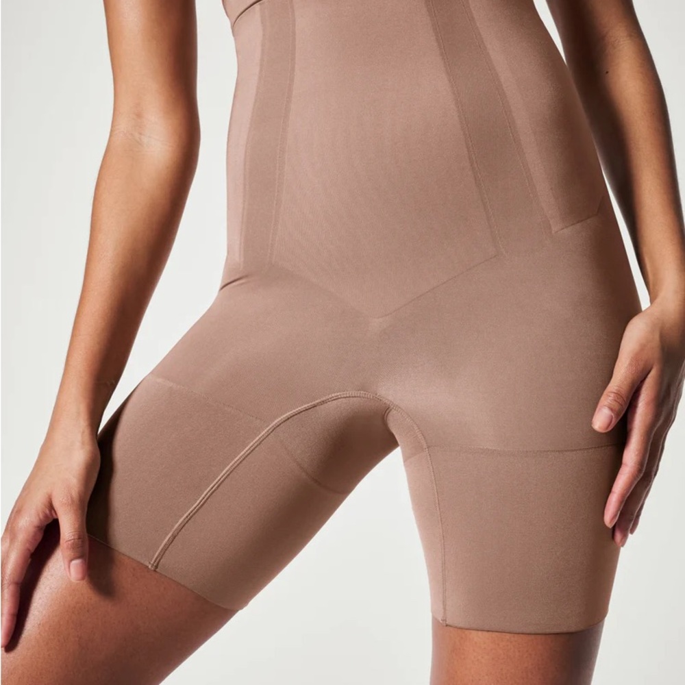 NWT! SPANXsculpt OnCore
High-Waisted Mid-Thigh Short in Cafe Au Lait